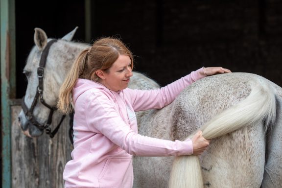 Sarah Dolfen von Tierisch Quietschfidel bei der Dorntherapie am Pferd (Lösen einer Wirbelblockade)