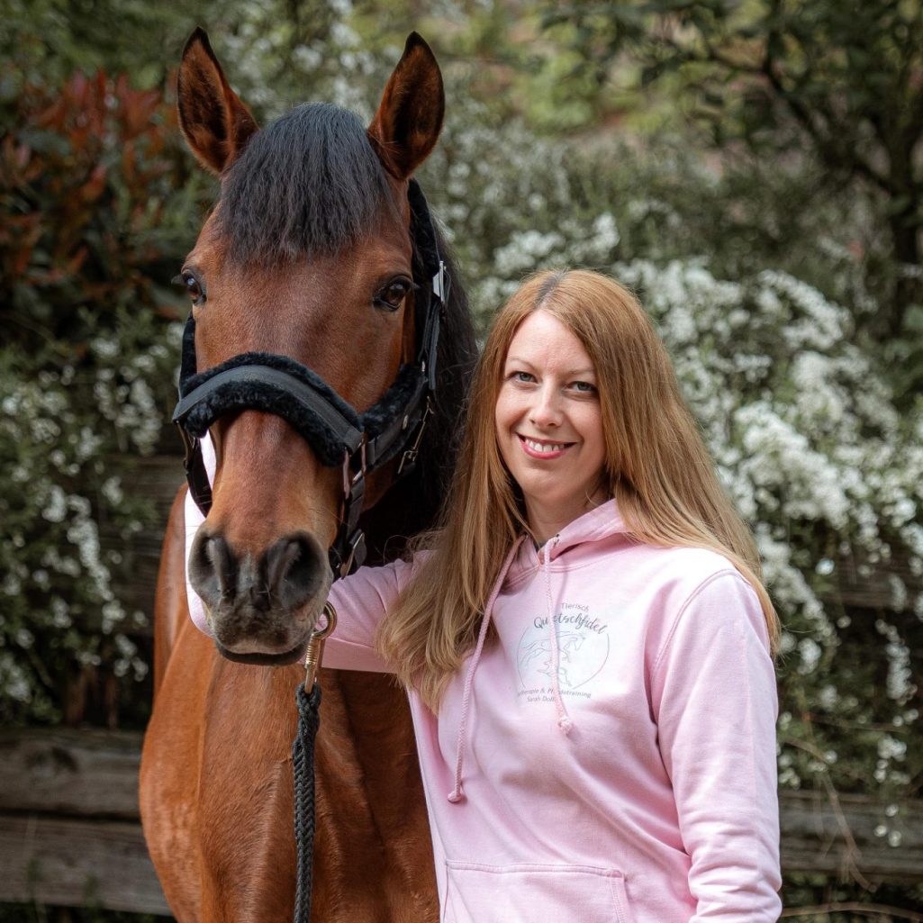 Portrait Sarah Dolfen von Tierisch Quietschfidel mit ihrem Pferd.