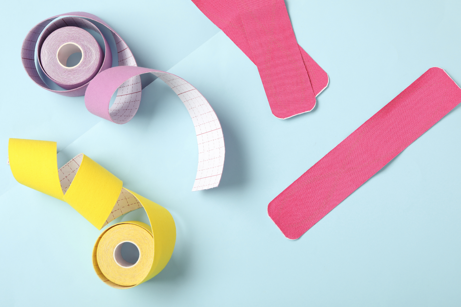 Taping Rollen auf blauem Hintergrund