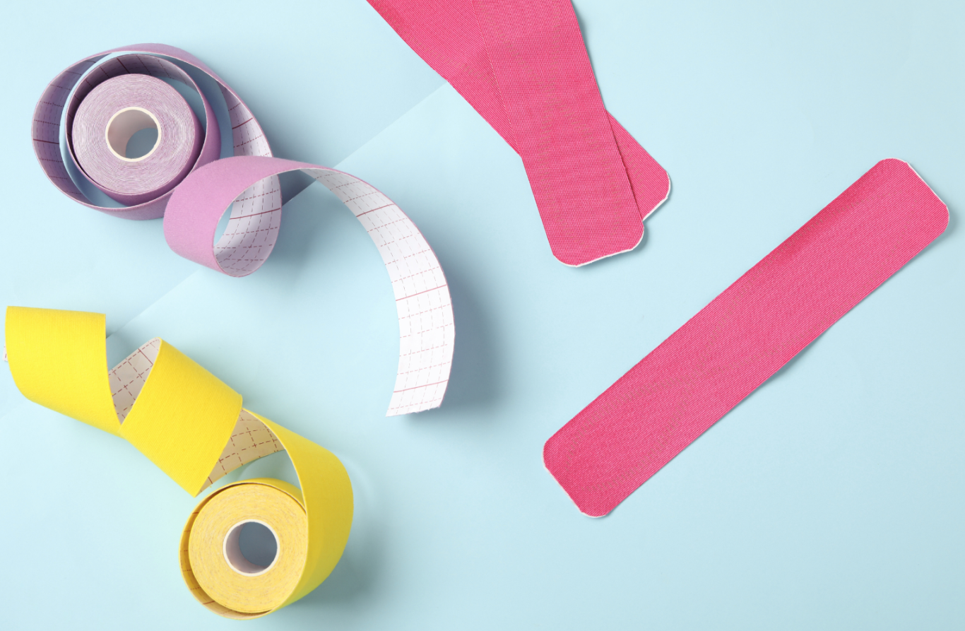 Tape Rollen auf blauem Hintergrund