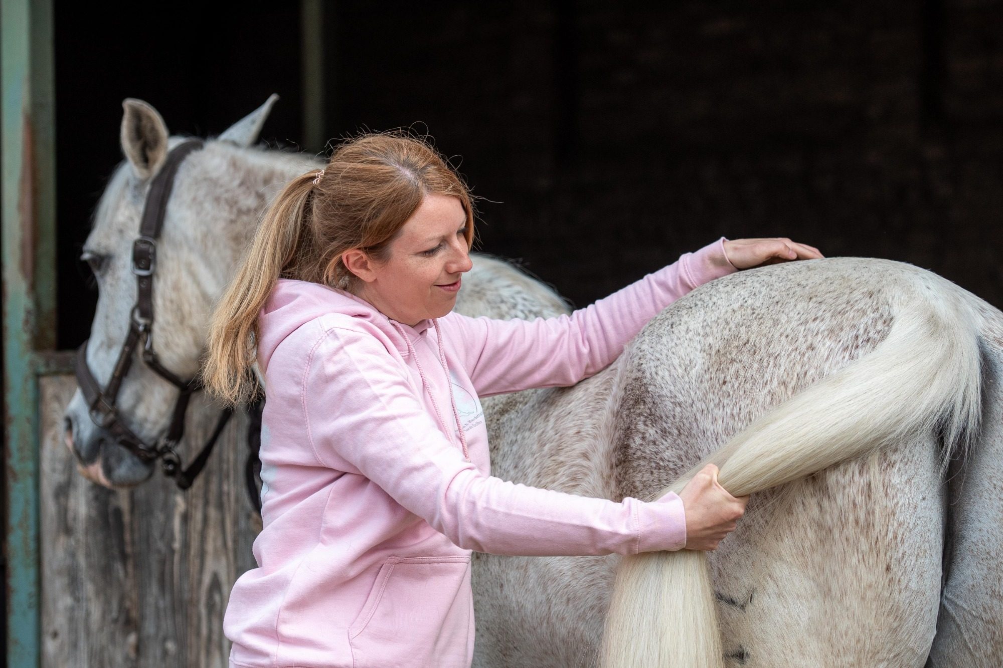 Sarah Dolfen von Tierisch Quietschfidel bei der Dorntherapie am Pferd